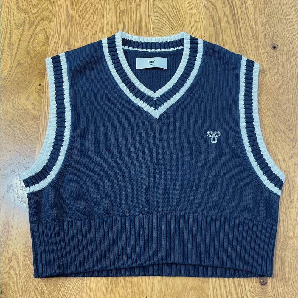 ARITZIA TNA Marcy Cropped Sweater Vest Womens XXS Navy White Sleeveless V-neck